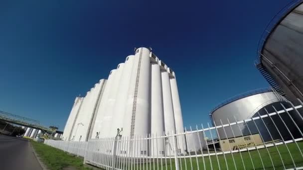 Silos de armazenamento de grãos gigantes — Vídeo de Stock