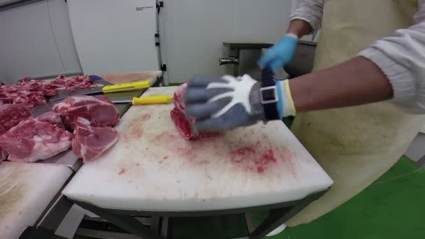 Metzger schneidet rohes Fleisch mit Spalter im Schlachthof — Stockvideo