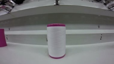 Bir tekstil fabrikasında iplik makarası