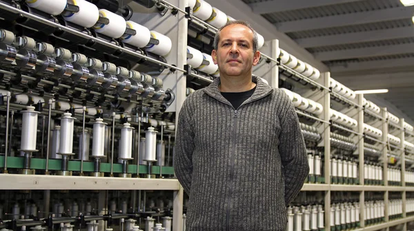 Tekstil fabrikasında mühendis