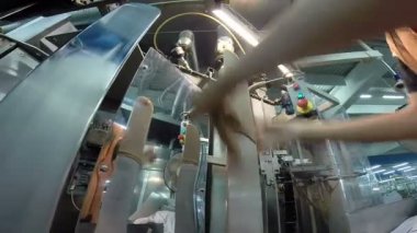 Kadın iş yerinizde bir tekstil fabrikası