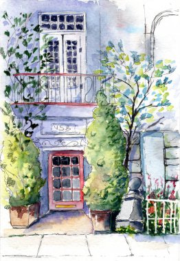 Suluboya, balkonlu, girişe yakın saksıları olan, eski heykeli ve beyaz çitleri olan bir ev cephesinin çizimi.