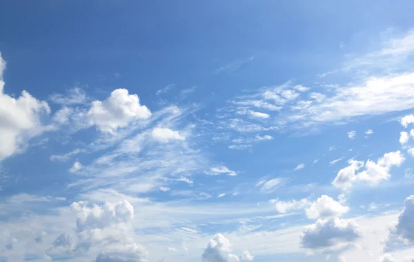 Céu azul e nuvens céu. — Fotografia de Stock