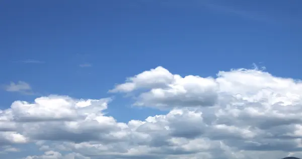 Langit biru dan awan langit. — Stok Foto