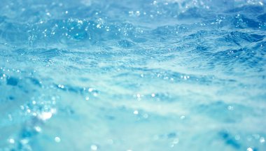 Havuzda Bokeh ışıklı arka plan Mavi su