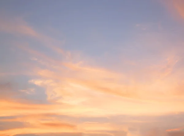 Orangefarbener Abendhimmel. Schöner Himmel. — Stockfoto