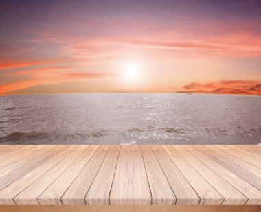 Deniz gökyüzü günbatımı ahşap kat balkon için