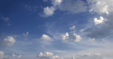Bulutlar ve açık mavi gökyüzü doğası.
