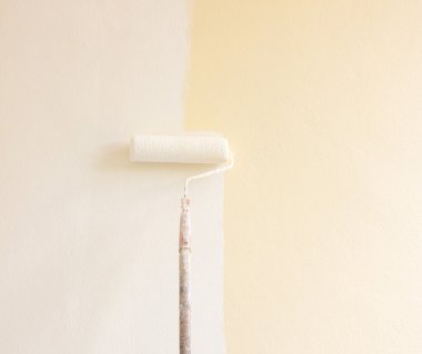 Sarı boya fırça rulo çimento duvar ev.