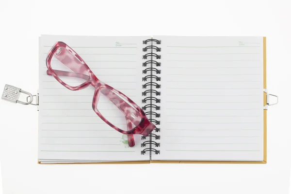Notizbuch mit und Brille — Stockfoto