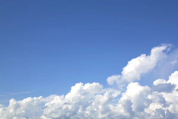Céu azul e nuvens vista céu . — Fotografia de Stock
