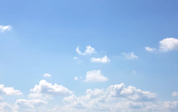 Blauer Himmel Hintergrund. — Stockfoto