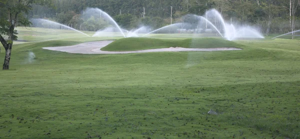 Bewässerung im Golfplatz — Stockfoto