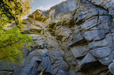 Ukrayna 'nın Buky köyünde nehir ve kayalarla dolu güzel bir kanyon.