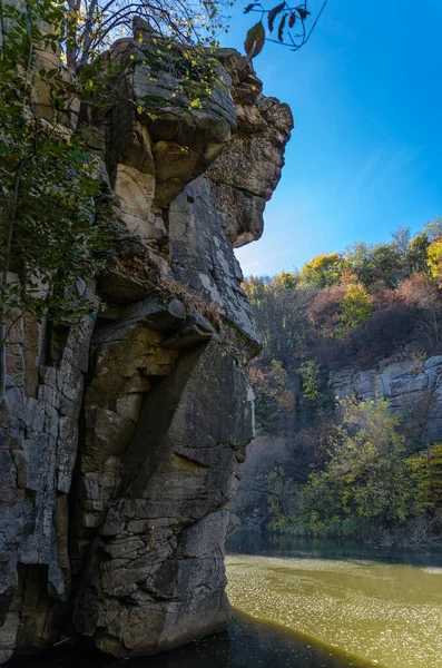 Чудовий каньйон з річкою та камінням у селі Бакі (Україна). — стокове фото