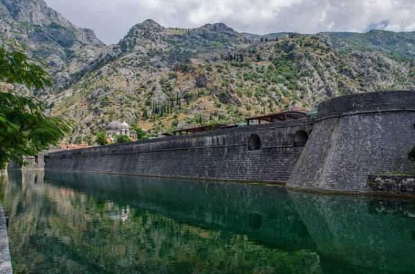 Montenegró, a házak, utcák, Kotor — Stock Fotó