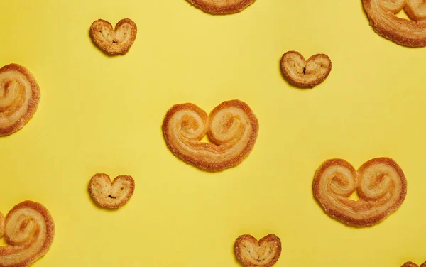 Sarı arka planda daha palmier kalpler