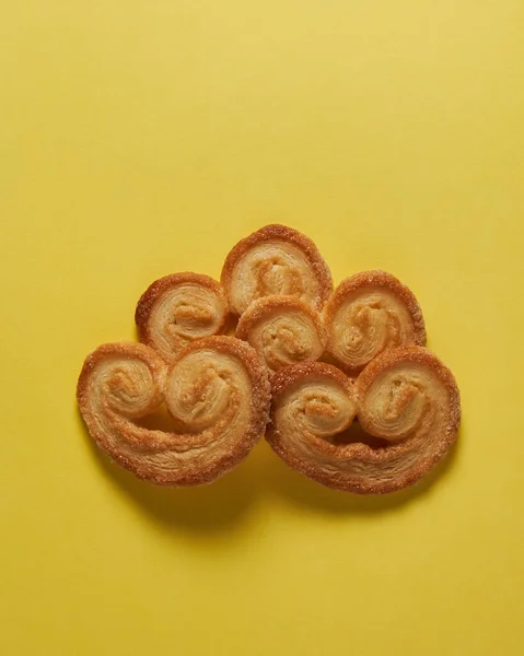 Sarı arka planda daha palmier kalpler