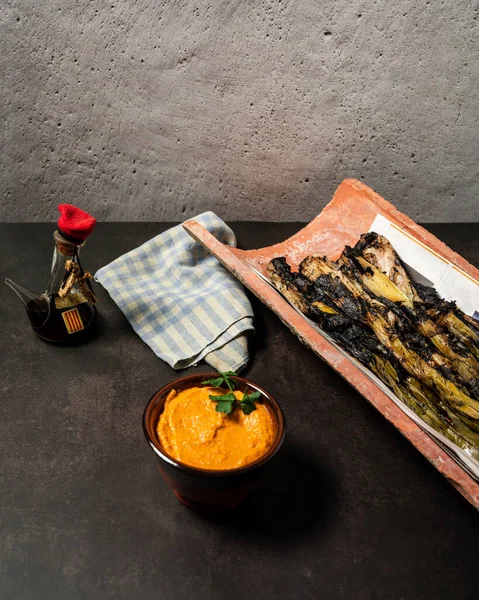 Romesco soslu kızarmış taze soğan..