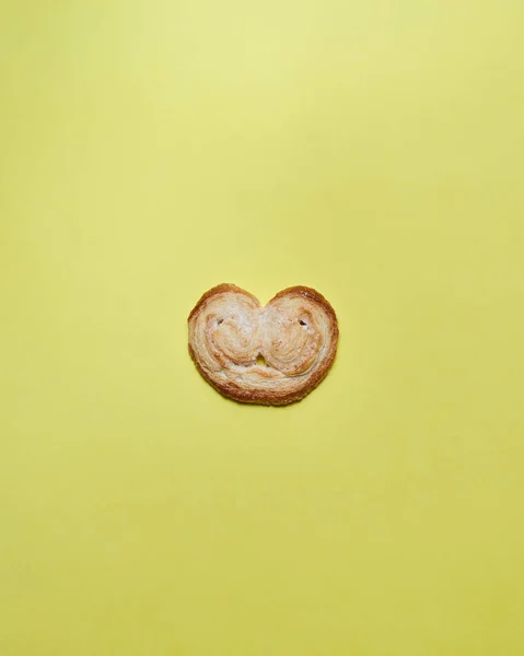 Sarı arka planda palmier kalp. Yüksek kalite fotoğraf