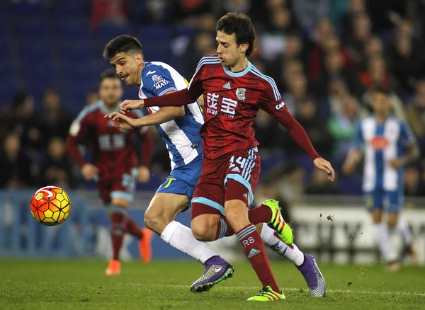 Gerard Moreno(L) av Rcd Espanyol och Ruben Pardo(R) av Real Sociedad — Stockfoto