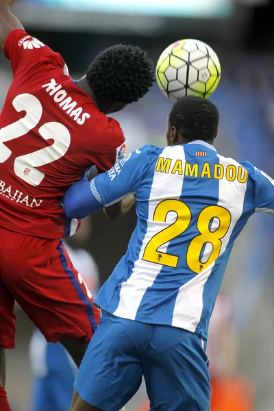 Thomas Partey del Atlético de Madrid y Mamadou Sylla del RCD Espanyol — Foto de Stock