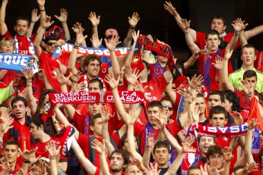 osasuna destekçileri gol kutluyor