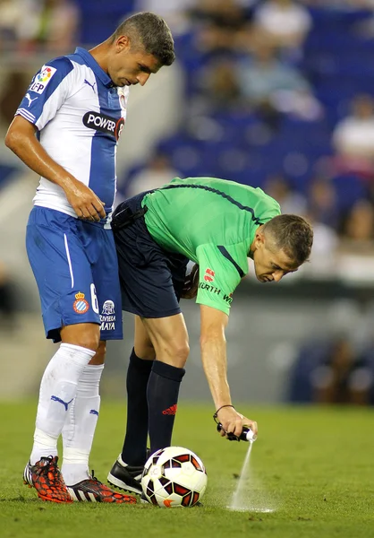 Referee Iglesias Villanueva marks with a Vanishing spray — Stock Photo, Image