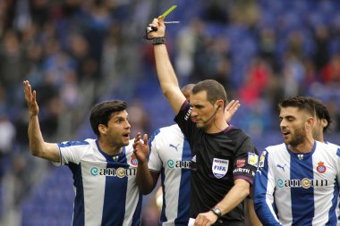 İspanyol hakem Clos Gomez sarı kart sunar