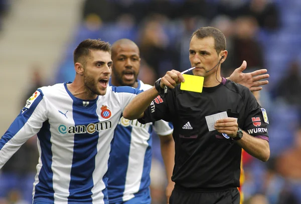 Spanish Referee Clos Gomez delivers yellow card — Stock Photo, Image