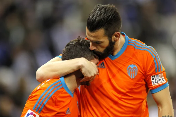 Alvaro negredo umarmt pablo piatti von valencia cf — Stockfoto