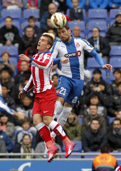 Antoine griezmann von atletico madrid anaitz arbilla von espanyol — Stockfoto