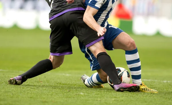 Dos futbolistas compiten — Foto de Stock