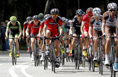 Catalonia tur sırasında bisikletçiler sürüş paketi