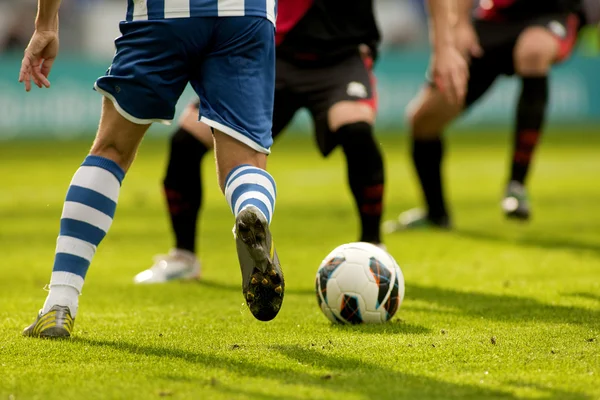 iki futbol oyuncuları vie