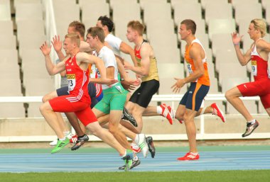 Rakipler üzerinde 100m başlangıcı