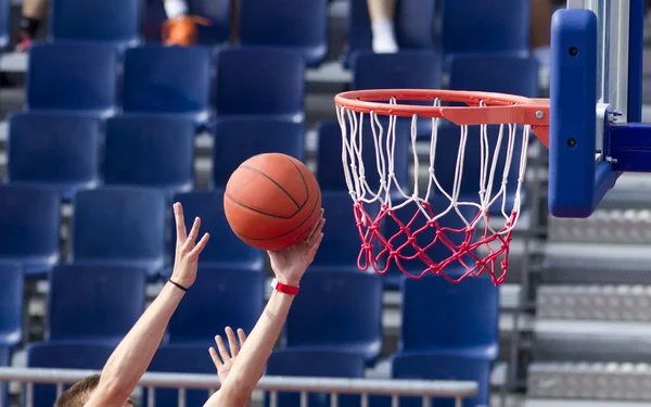 Giocatori in azione di basket — Foto Stock