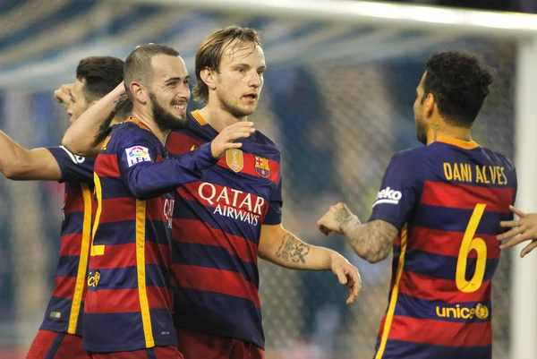 Spelare i FC Barcelona Aleix Vidal, Rakitic och Alves firar målet — Stockfoto