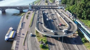 Kiev 'deki otoyoldaki U biçimli yol kavşağı üzerinde İHA uçuşu