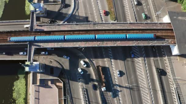 Metro trein arriveert op een begane grond metrostation in Kiev — Stockvideo