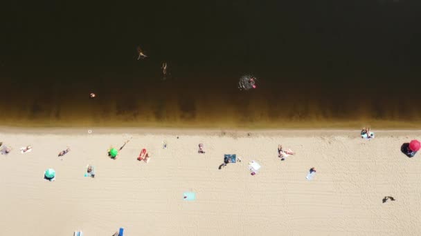 Flying Drone πάνω από την όχθη του ποταμού παραλία στην πόλη - ξεκούραση των ανθρώπων στην αμμώδη παραλία του ποταμού — Αρχείο Βίντεο