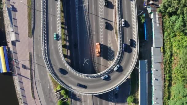 U-turn road Car traffic - drone top view day shot — Stock video