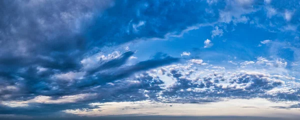 Znepokojující chladné modré nebe s mraky - panoramatický široký záběr — Stock fotografie