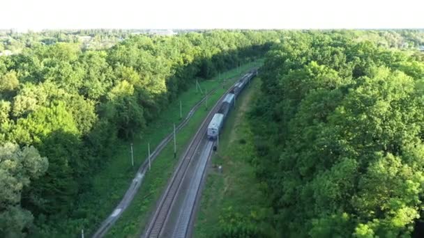 Siguiendo un tren, siguiendo un vagón: un tren con vagones viaja por las vías del ferrocarril. — Vídeo de stock