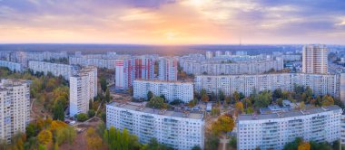 Leylak rengi gökyüzü ile muhteşem şafak Kharkiv 'de Tilt-Shift efektli panelli evler var..