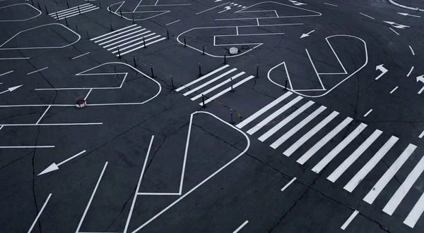 Otoparktaki trafik için beyaz yol işaretleri
