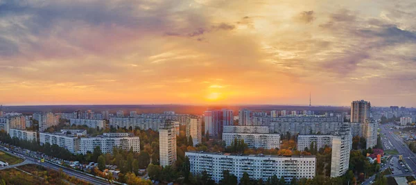 Leylak rengi gökyüzü ile muhteşem şafak Kharkiv 'de panelli evler var. — Stok fotoğraf