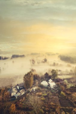 Mistik peri masalı puslu manzara: köyün varoşlarında çayırdaki sisin içinde