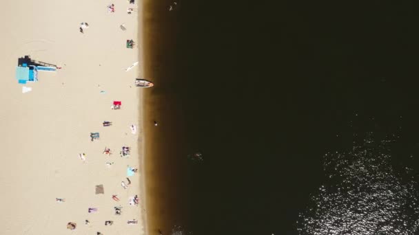 Static Top View River Sandy Beach met vakantiegangers na quarantaine. — Stockvideo