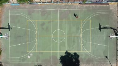Erkek atlet basketbolcu topu ringe fırlattı ve ıskaladı.